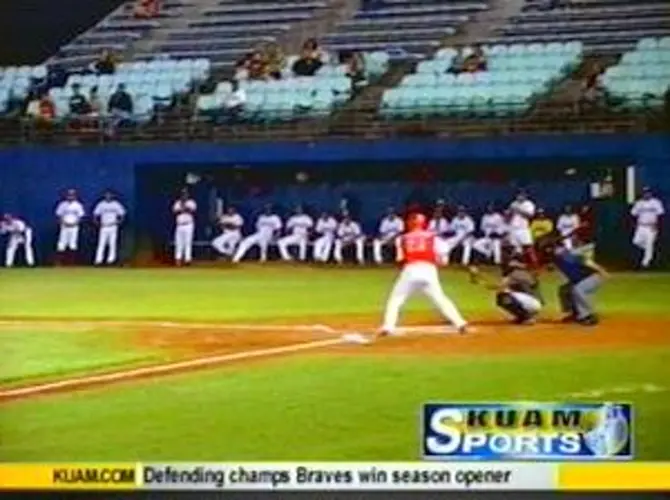 Defending champs Braves win season opener