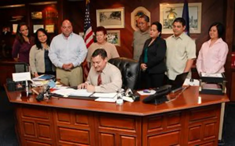 Calvo signs bond, calls it "momentous legislation"