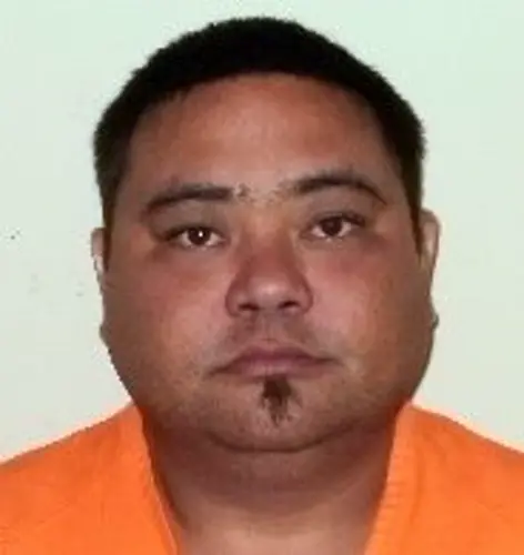Man offers to take photos, then robs tourists