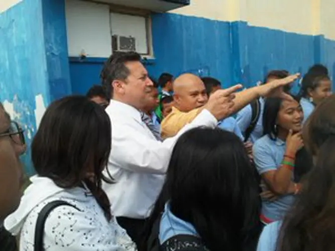 Governor tours BMS, applauds initiative