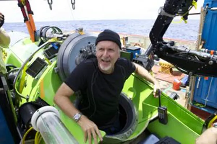 James Cameron heads 7 miles down