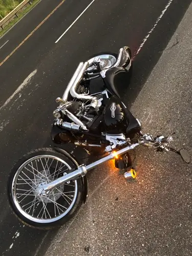 Motorcyclist dies after colliding with guardrail