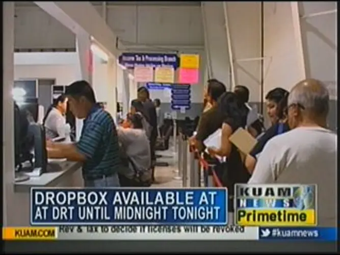 Scores flock to file last-minute taxes