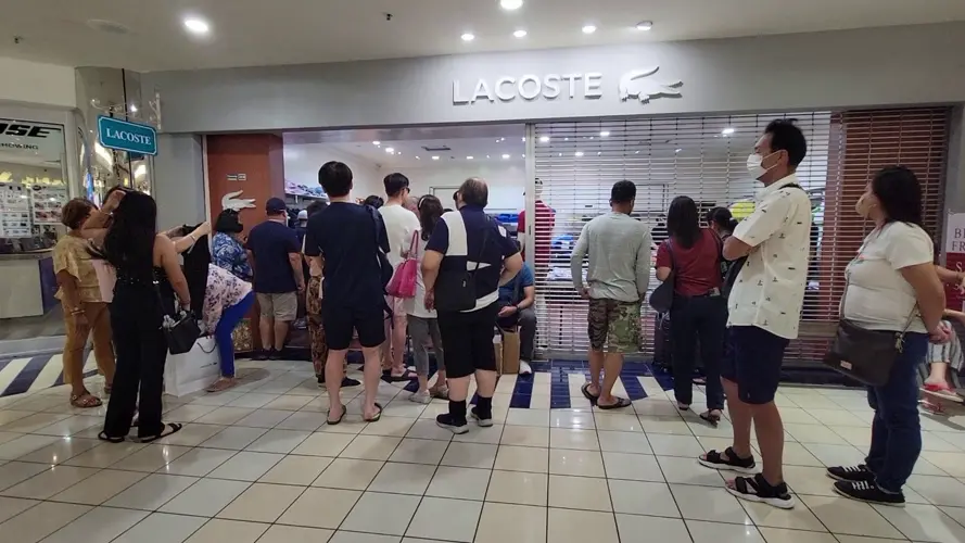 Crowds show up in person for Black Friday savings