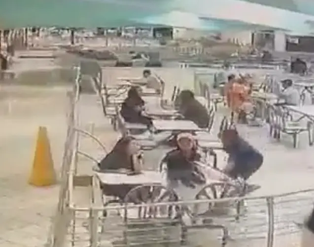 Brazen thief grabs bag inside mall food court