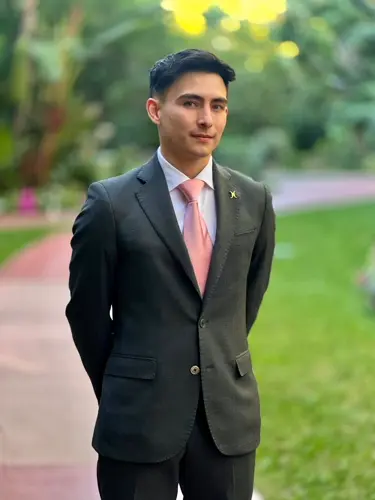 Tomas Calvo receives award at world famous hotel