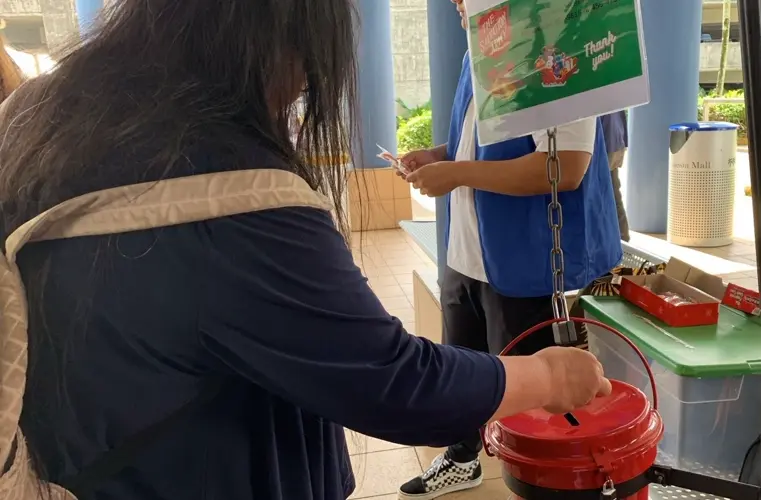 Salvation Army Red Kettle campaign kicks off, volunteers welcome