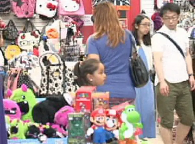 The Holiday Hustle: 11th-hour shoppers flood island malls