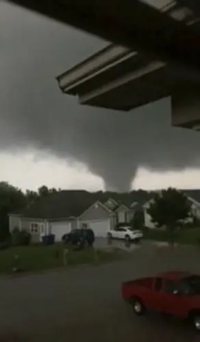 3 deaths, many trapped as 'violent tornado' strikes Missouri state capital
