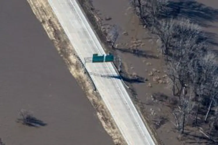 Crews working to open I-29 from Iowa to Missouri early for Memorial Day travelers