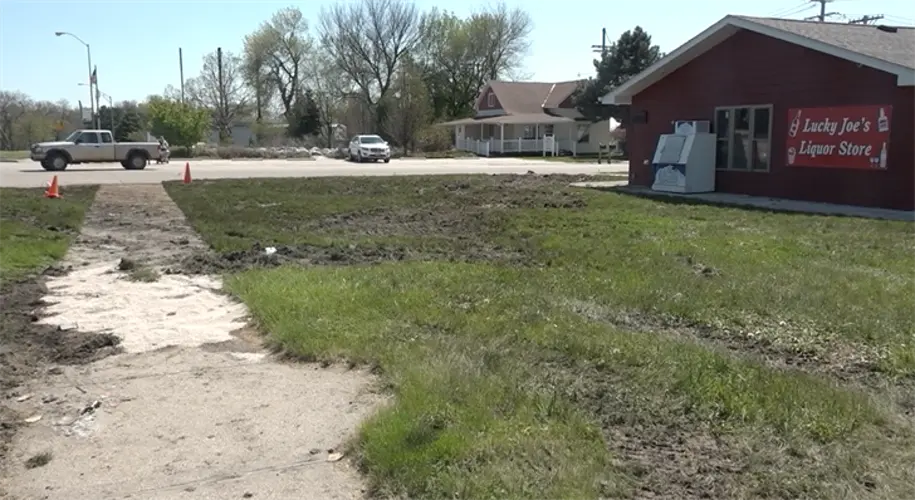 Semi overturns, throwing cattle at Neligh liquor store building