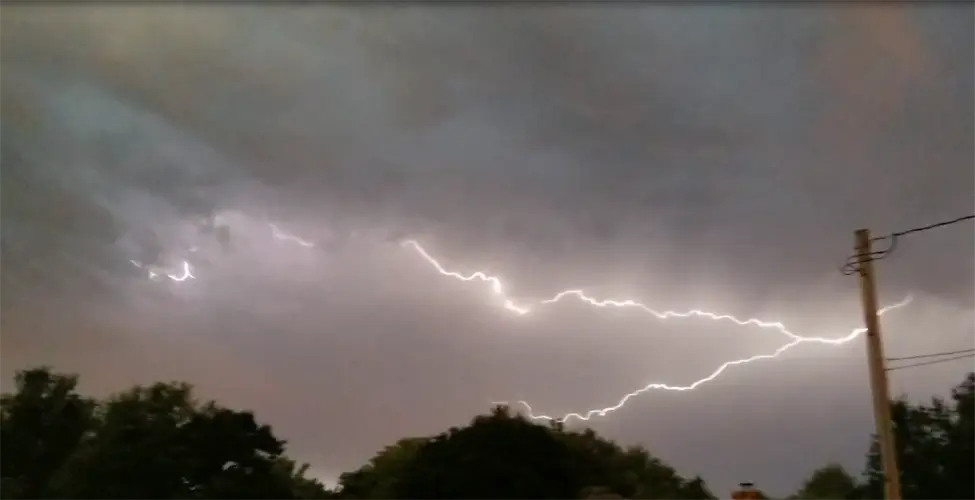 Severe thunderstorm warnings in effect