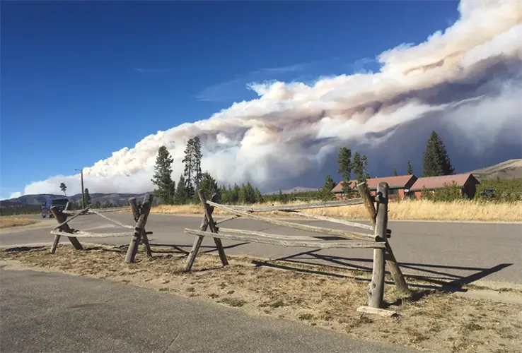 East Troublesome Fire crosses continental divide, forces evacuation of Estes Park