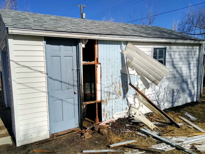 Fire fighters quickly extinguish garage fire in Sidney