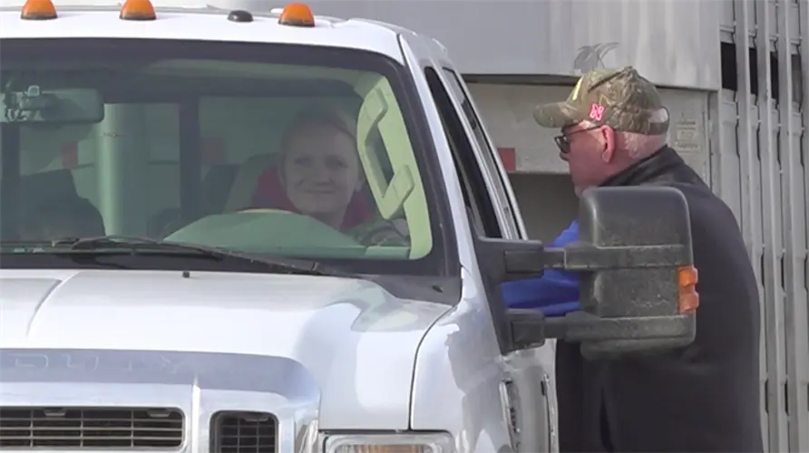 Neighbors haul 30 trailers of cattle to sale barn for late farmer's family