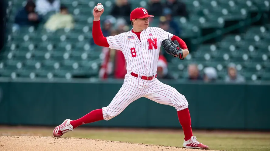 Huskers Sweep Doubleheader, Take Series Lead