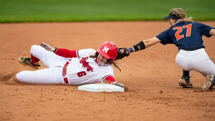 Huskers Complete DH Sweep of Illinois