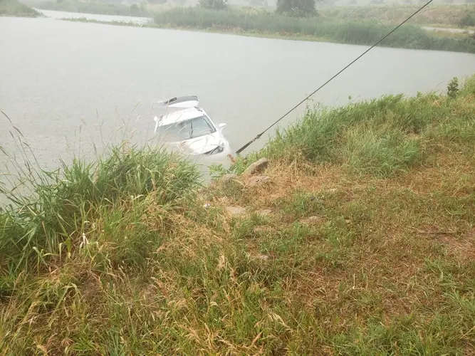 Oregon driver loses control of vehicle, drives into canal