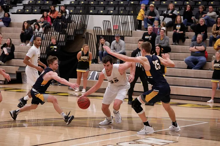 Late rally fuels WSC in men's basketball NSIC opener; Janssen becomes program's top rebounder