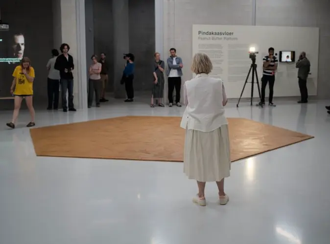 Museum honors a late artist by covering its floor in enough peanut butter to make 15,000 sandwiches
