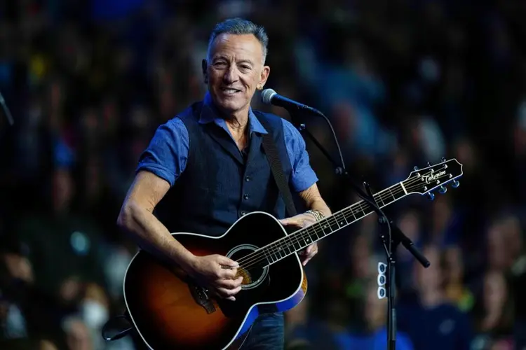 Veterans’ fundraiser draws Bruce Springsteen, Hasan Minhaj and Jon Stewart