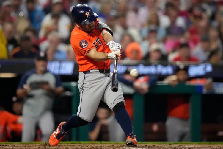 Astros' Jose Altuve doubles in 3rd inning vs. Phillies for 2,500th career hit