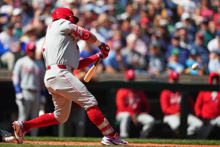 Slugger Kyle Schwarber reaches 40 home runs for 4th season with Phillies