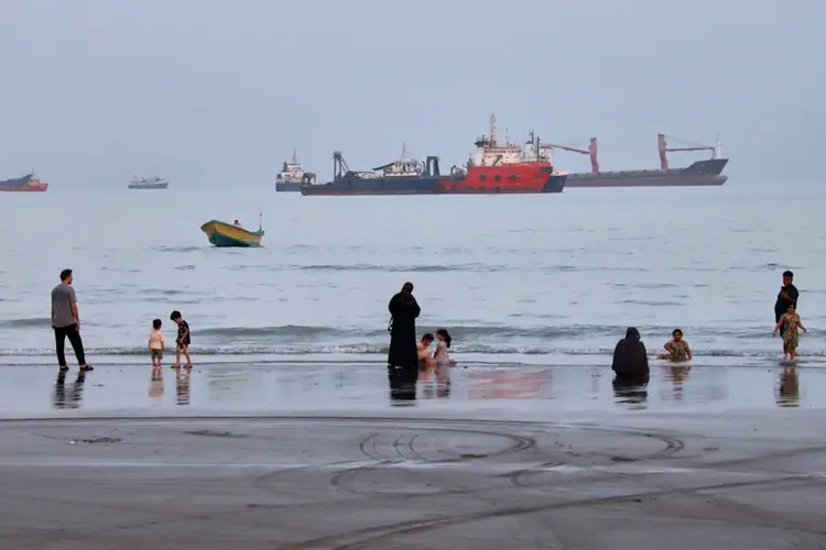Possible Strait of Hormuz deal, Israeli soldiers killed in Lebanon and other news in the Mideast
