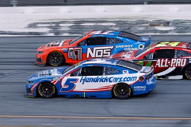Chase leader Kyle Larson has easier path to 3rd NASCAR championship after surviving Talladega chaos