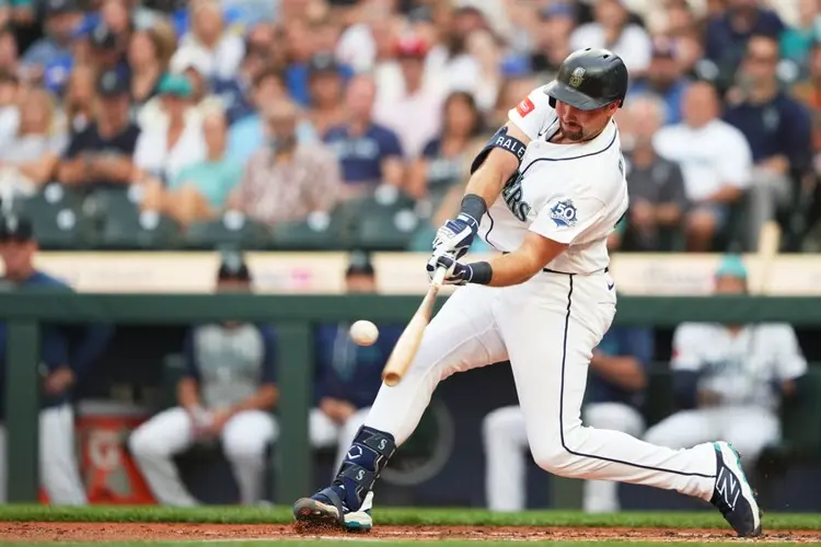 Slugger Cal Raleigh extends homer streak to 4 at-bats and ties Mariners' record