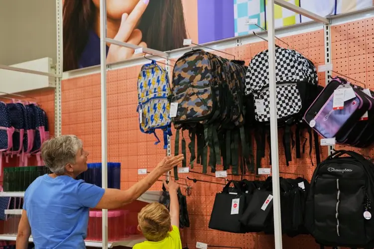 US consumer confidence falls to lowest level in 7 months with gas stuck above $4