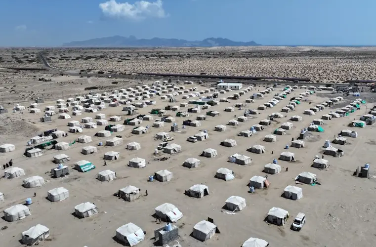 Houthis say 2 dead at gas station as fighting around Taiz intensifies, and other Mideast news