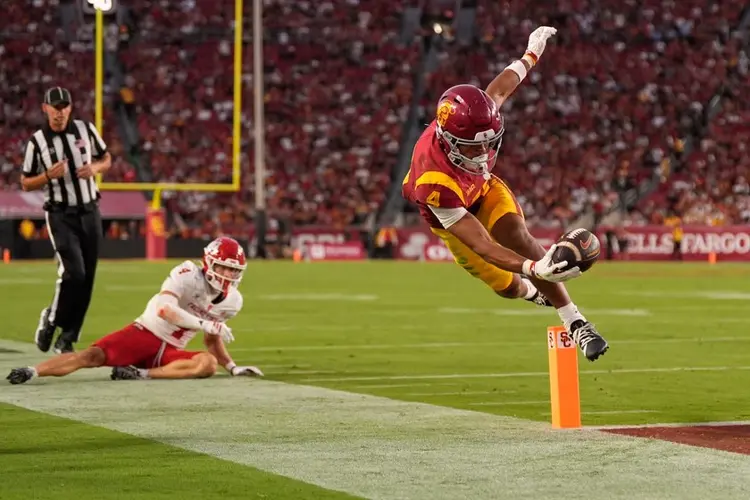 Maiava passes for 349 yards, hits frosh Mosley for 2 TDs in No. 14 USC's 39-0 rout of Fresno State