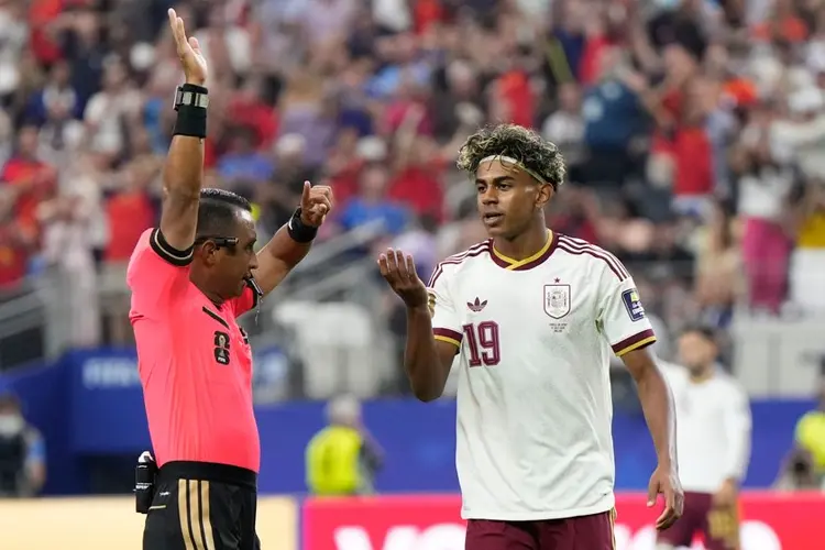 Spain shuts down France and Kylian Mbappé, advances to the World Cup final with a 2-0 victory