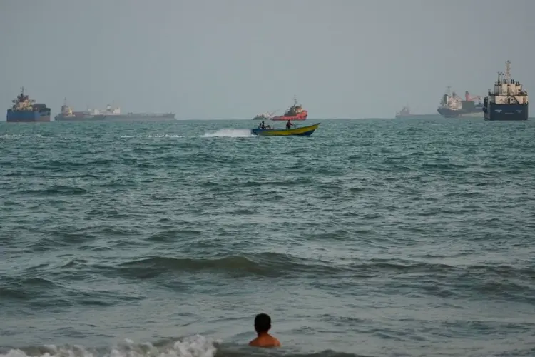 Iran claims strike on US ship in Strait of Hormuz as fighting escalates