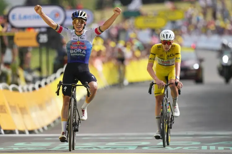 Evenepoel wins 15th stage of the Tour and Pogacar retains big lead as Vingegaard crashes out of race