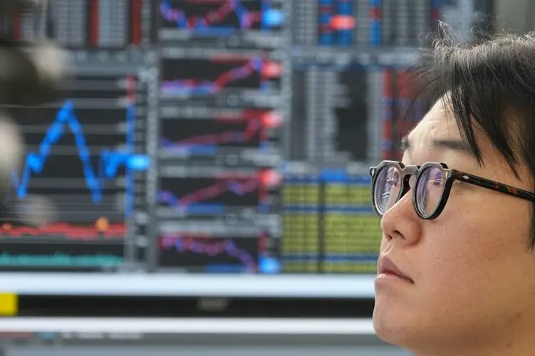 Asian stocks advance following a rally on Wall Street and oil prices fall