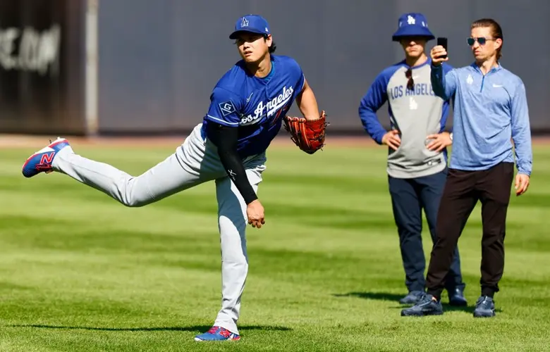 Shohei Ohtani skips bullpen session and won't throw off mound until irritated left knee feels 100%