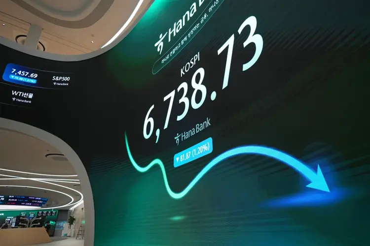 South Korea's Kospi drops nearly 5% as some AI stocks swoon, while oil keeps climbing