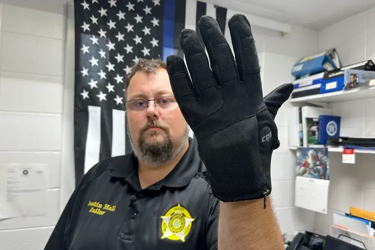 Group of Democratic senators calls on ICE to cancel plan to buy electric shock gloves