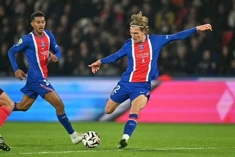 PSG goes top of Ligue 1 with win over Lyon while Sevilla returns to winning ways