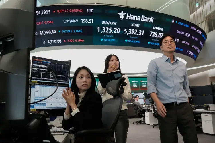 Asian shares slip as sharp drops for AI stocks overwhelm markets worldwide and oil prices jump