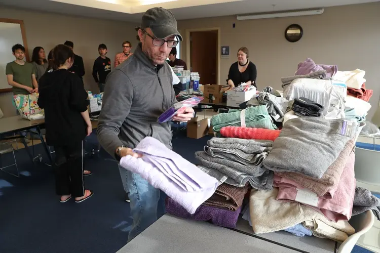 UNK students, faculty members create hygiene kits for Ukrainian refugees