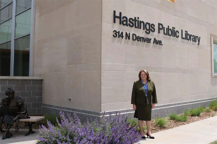 Hastings hires Nebraska native as library director