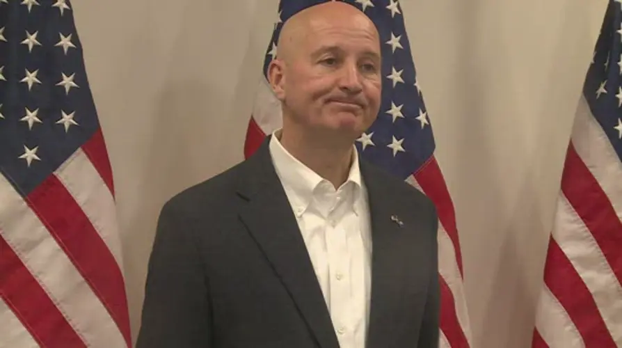Ricketts goes maskless in Omaha