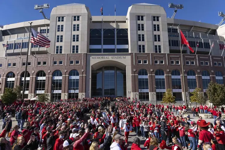 Survey: Huskers fans favor alcohol sales; gambling OK, too