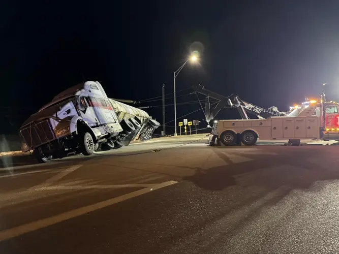 Semi leaks 23 gallons of fuel after crash near Valentine