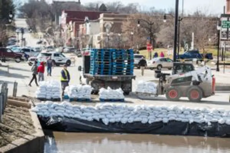 In Plattsmouth as the river rises: tired, dry and sandbagging to save downtown