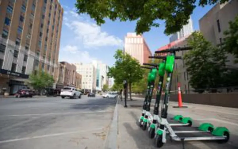 Teen injures ankle in fall from electric scooter 2 days after the devices debut in Omaha