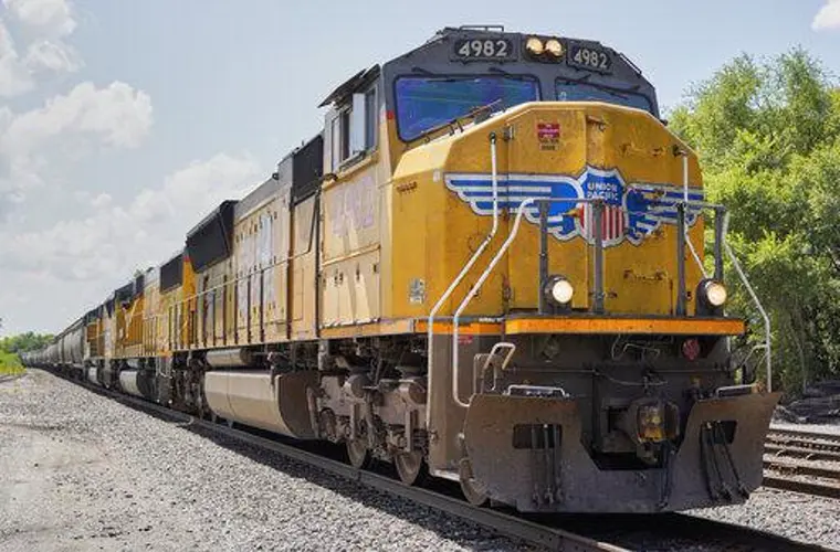 Profit, revenue slump at Union Pacific, but volume improves